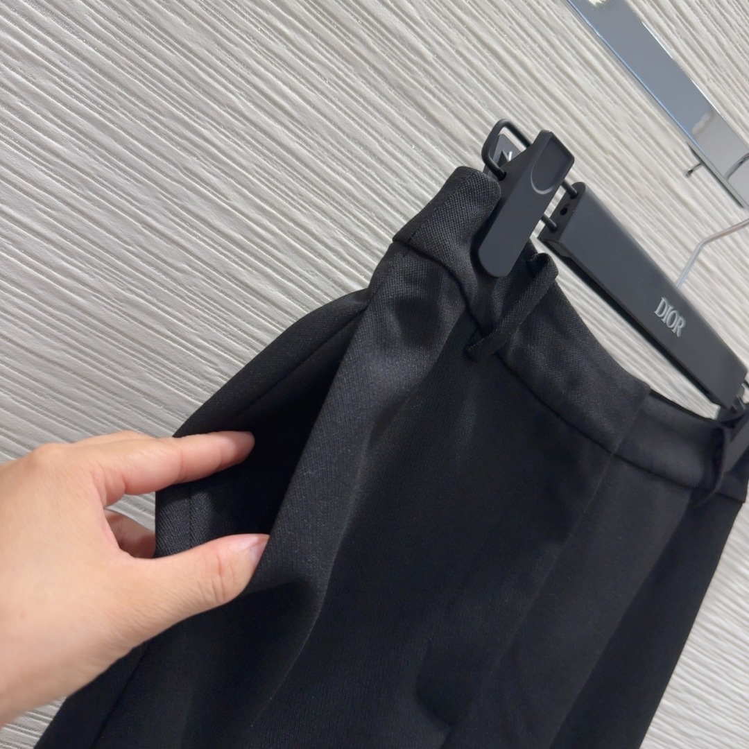 “Christian Dior 2025 FW Women’s Suit Review: Original, Luxurious, Custom-Made Fabrics” - 图片 3