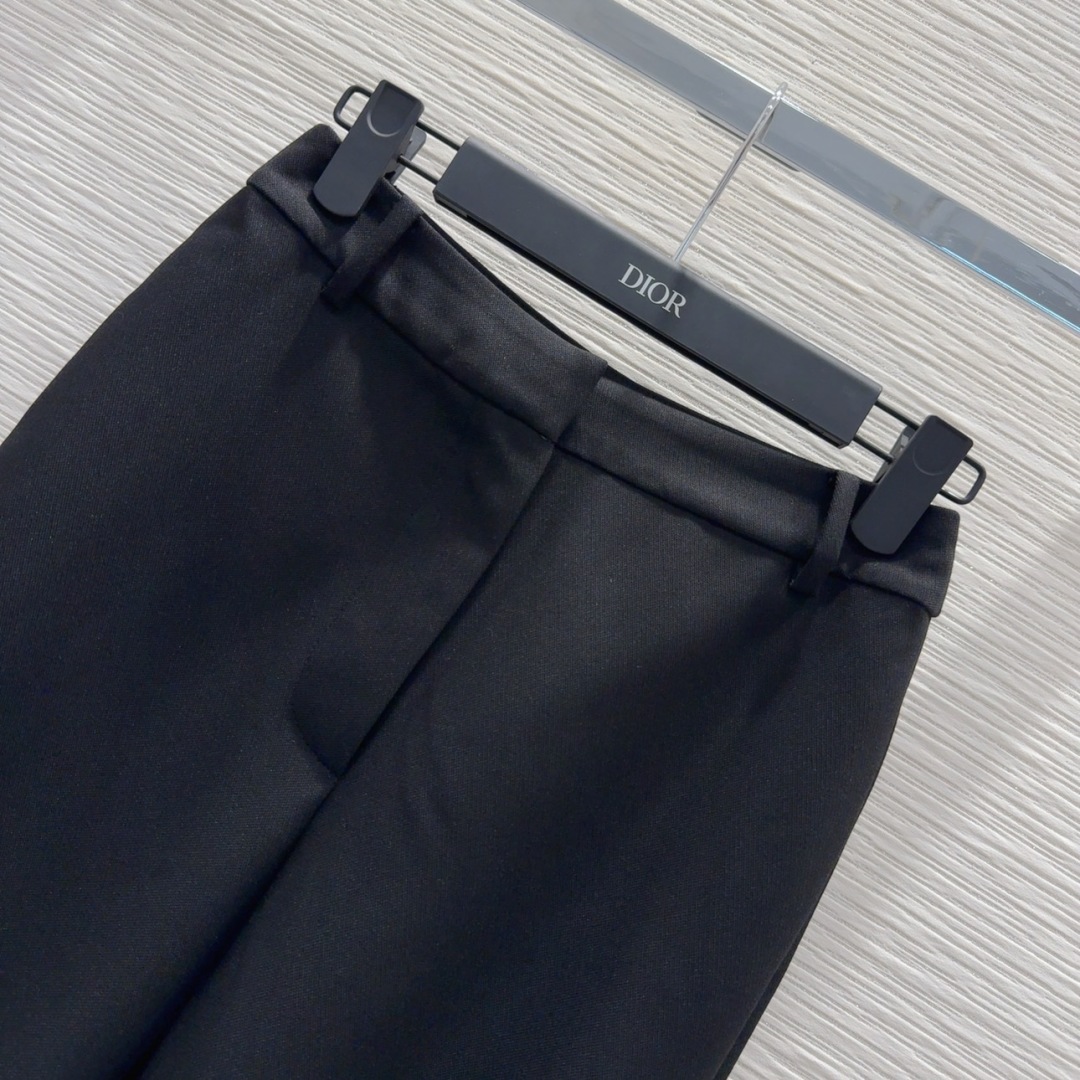 “Christian Dior 2025 FW Women’s Suit Review: Original, Luxurious, Custom-Made Fabrics” - 图片 2