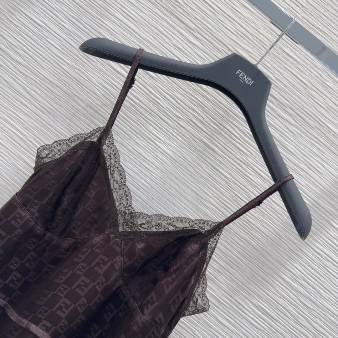 “Fend 2025FW Women’s Silk Thong Vest Suit: Classic, Stylish, and Easy to Handle for Fashionable Leisure Girls” - 图片 2