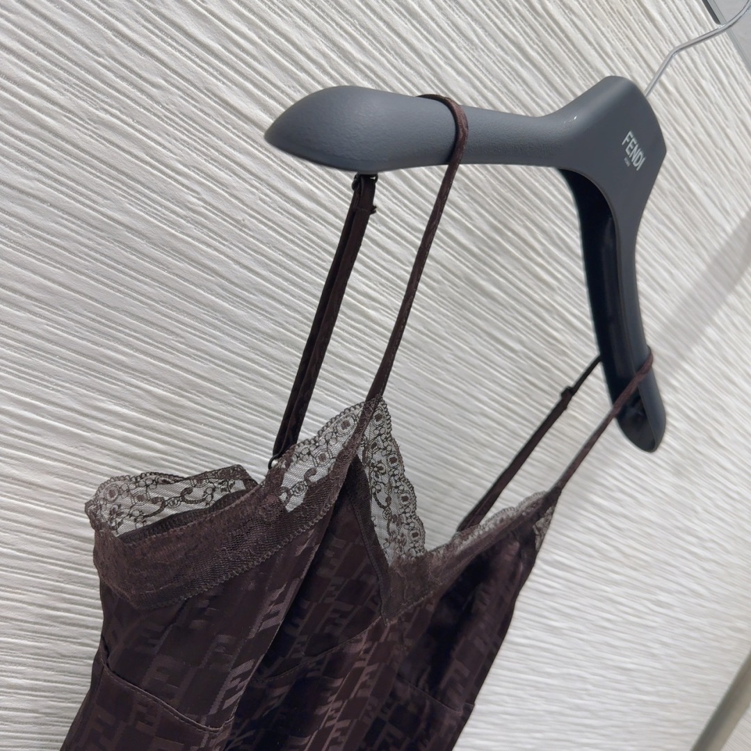 “Fend 2025FW Women’s Silk Thong Vest Suit: Classic, Stylish, and Easy to Handle for Fashionable Leisure Girls” - 图片 4