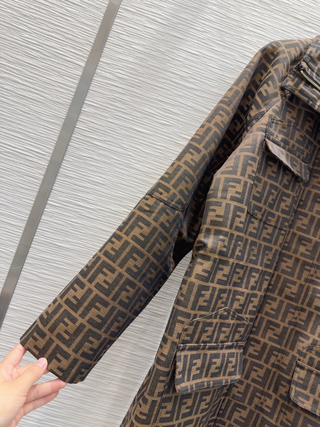 “Fend* 2025 FW New Jacket: Stylish, High-Quality, Three-Dimensional Cut-Out Design” - 图片 6