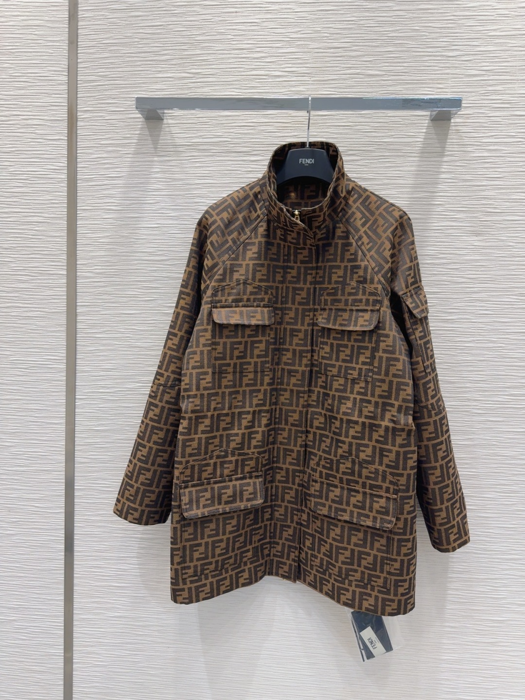 “Fend* 2025 FW New Jacket: Stylish, High-Quality, Three-Dimensional Cut-Out Design” - 图片 1