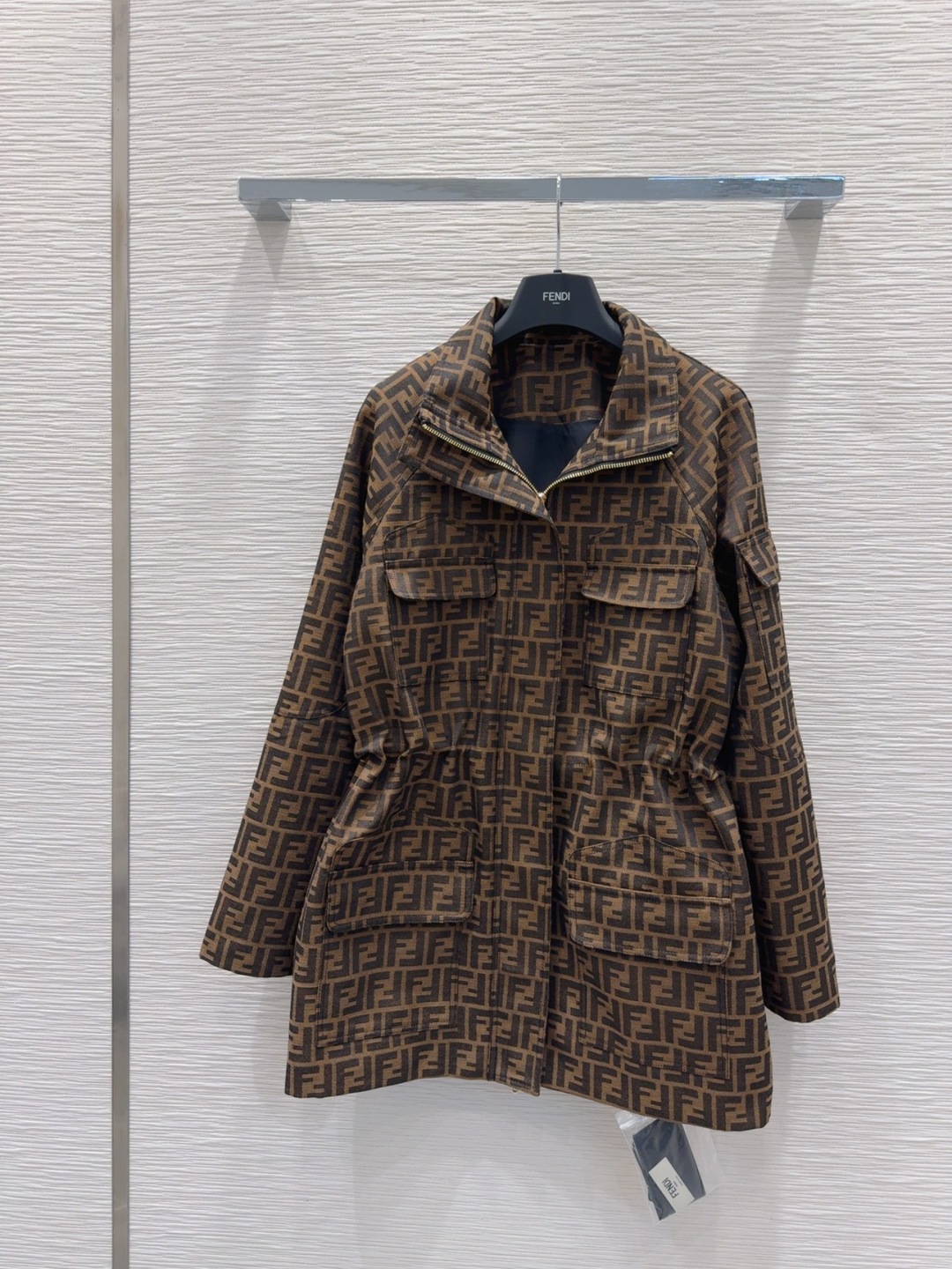 “Fend* 2025 FW New Jacket: Stylish, High-Quality, Three-Dimensional Cut-Out Design” - 图片 3