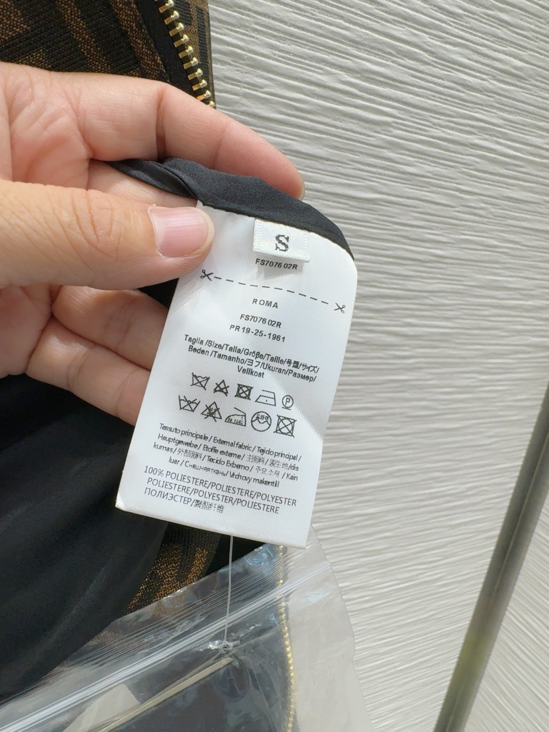 “Fend* 2025 FW New Jacket: Stylish, High-Quality, Three-Dimensional Cut-Out Design” - 图片 7
