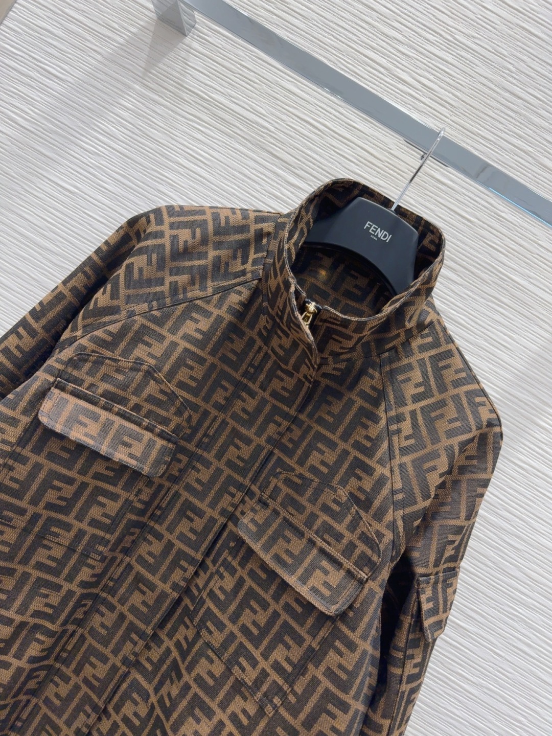 “Fend* 2025 FW New Jacket: Stylish, High-Quality, Three-Dimensional Cut-Out Design” - 图片 2