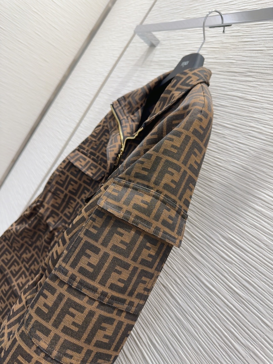 “Fend* 2025 FW New Jacket: Stylish, High-Quality, Three-Dimensional Cut-Out Design” - 图片 4