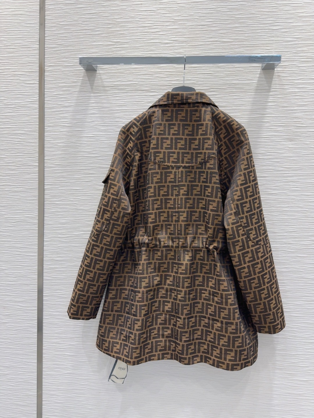 “Fend* 2025 FW New Jacket: Stylish, High-Quality, Three-Dimensional Cut-Out Design” - 图片 9