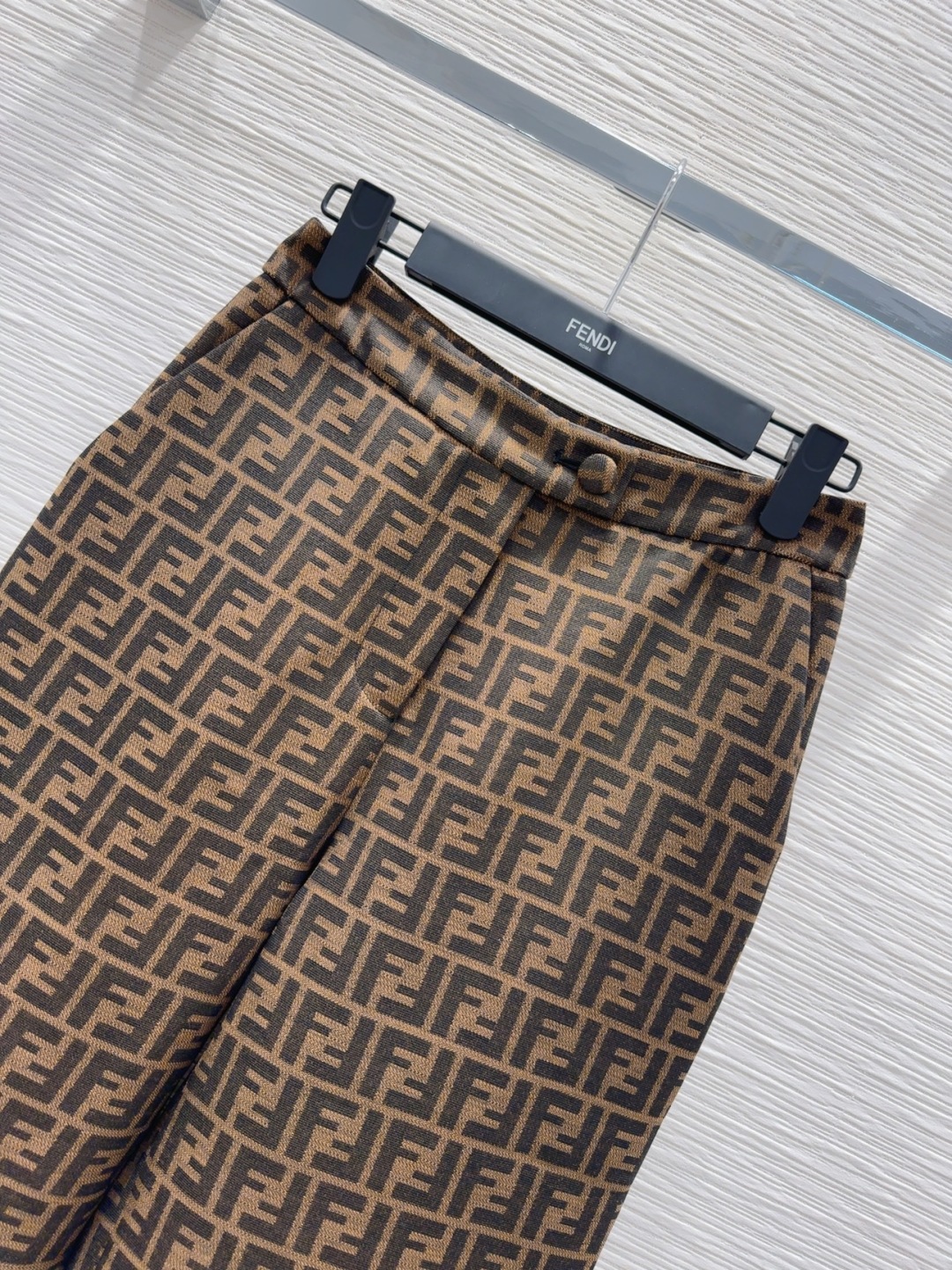 “Fend* 2025 FW Women’s Suit with Wrapper: Three-dimensional cut, skin-tight, elegant, sweet fabric, sizes SML.” - 图片 2