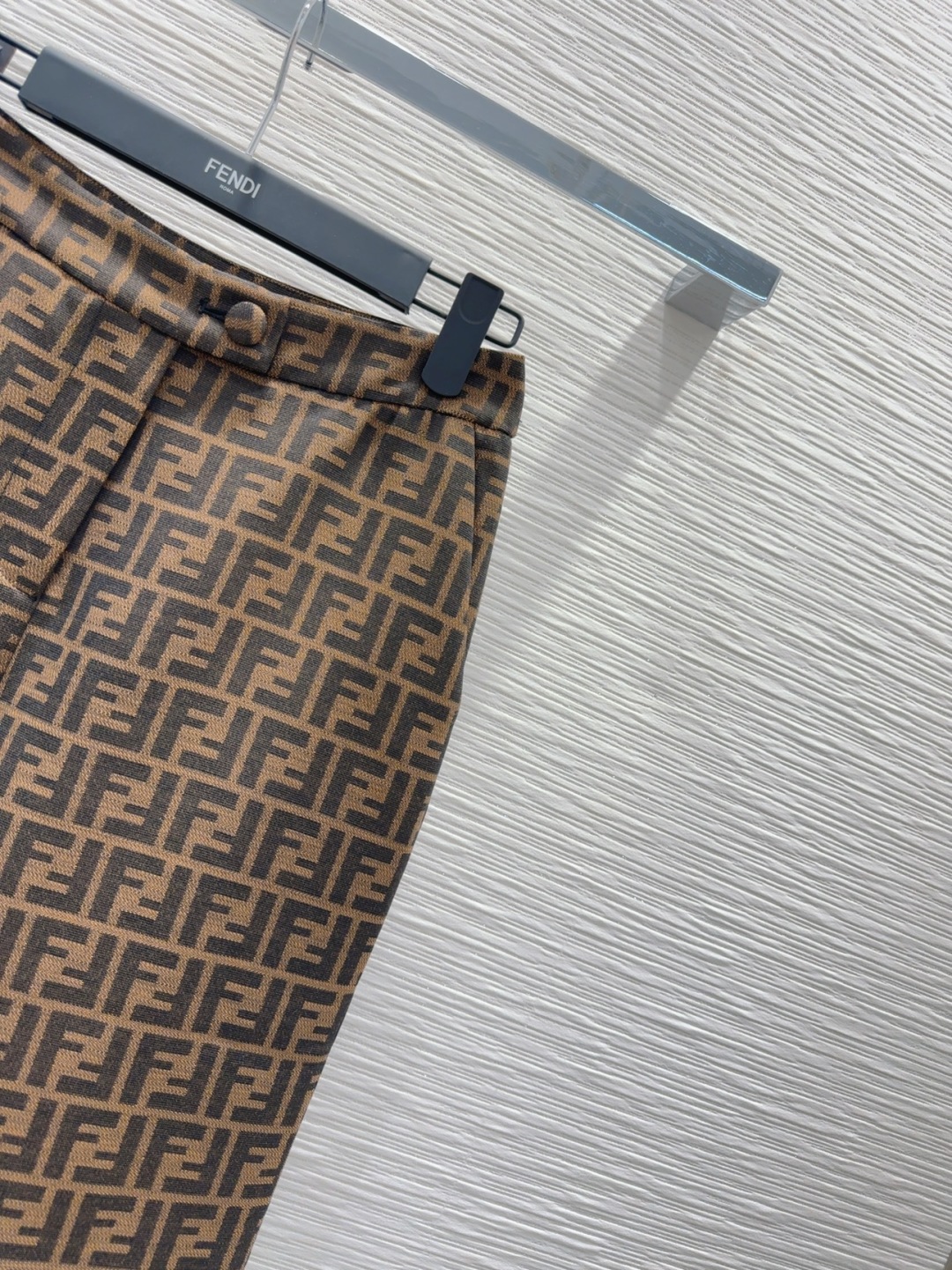 “Fend* 2025 FW Women’s Suit with Wrapper: Three-dimensional cut, skin-tight, elegant, sweet fabric, sizes SML.” - 图片 4