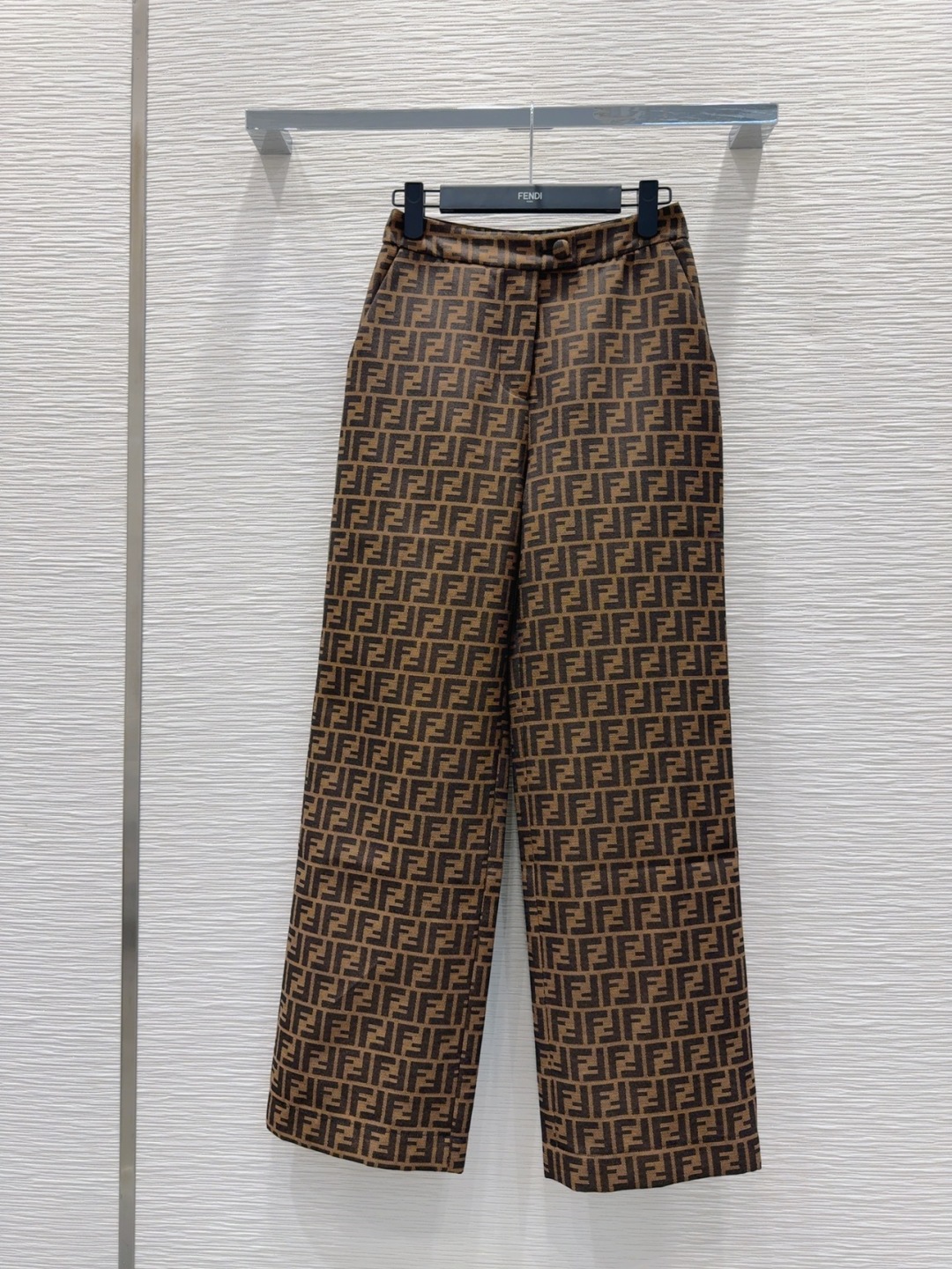 “Fend* 2025 FW Women’s Suit with Wrapper: Three-dimensional cut, skin-tight, elegant, sweet fabric, sizes SML.” - 图片 1