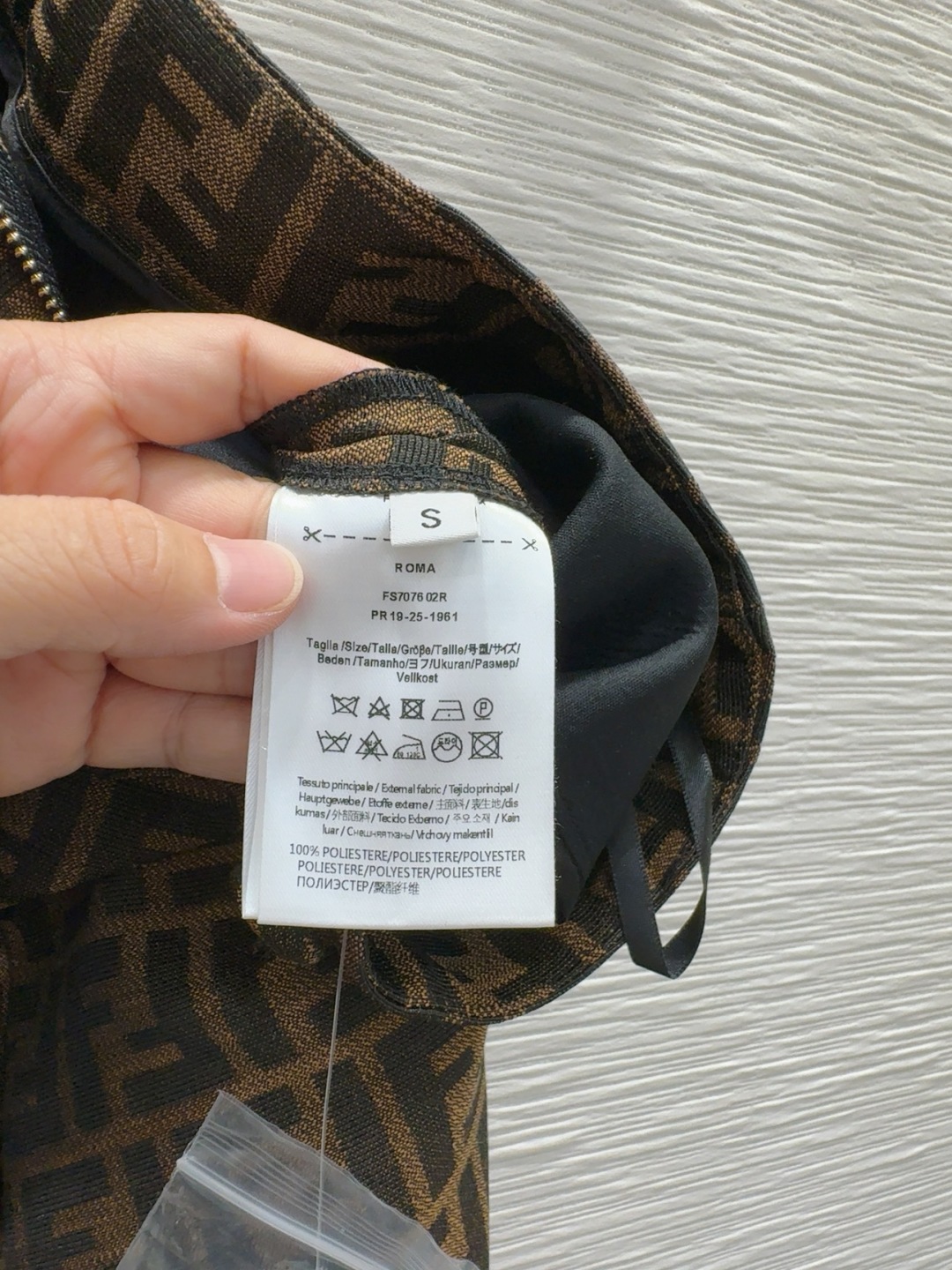 “Fend* 2025 FW Women’s Suit with Wrapper: Three-dimensional cut, skin-tight, elegant, sweet fabric, sizes SML.” - 图片 7