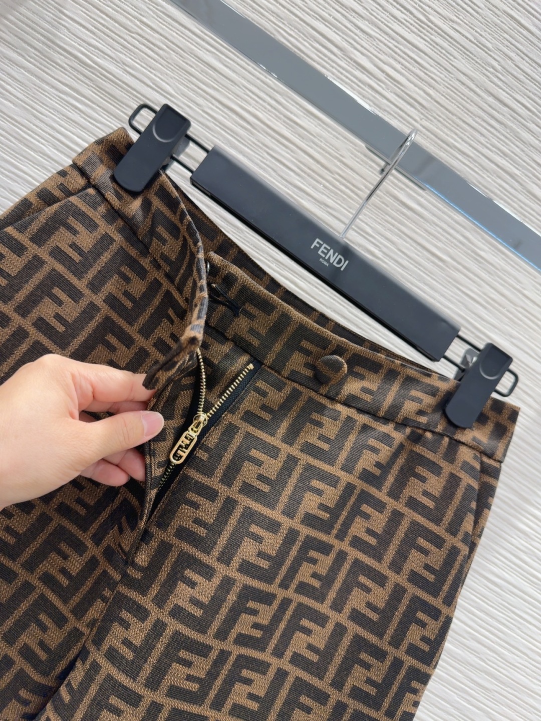 “Fend* 2025 FW Women’s Suit with Wrapper: Three-dimensional cut, skin-tight, elegant, sweet fabric, sizes SML.” - 图片 8
