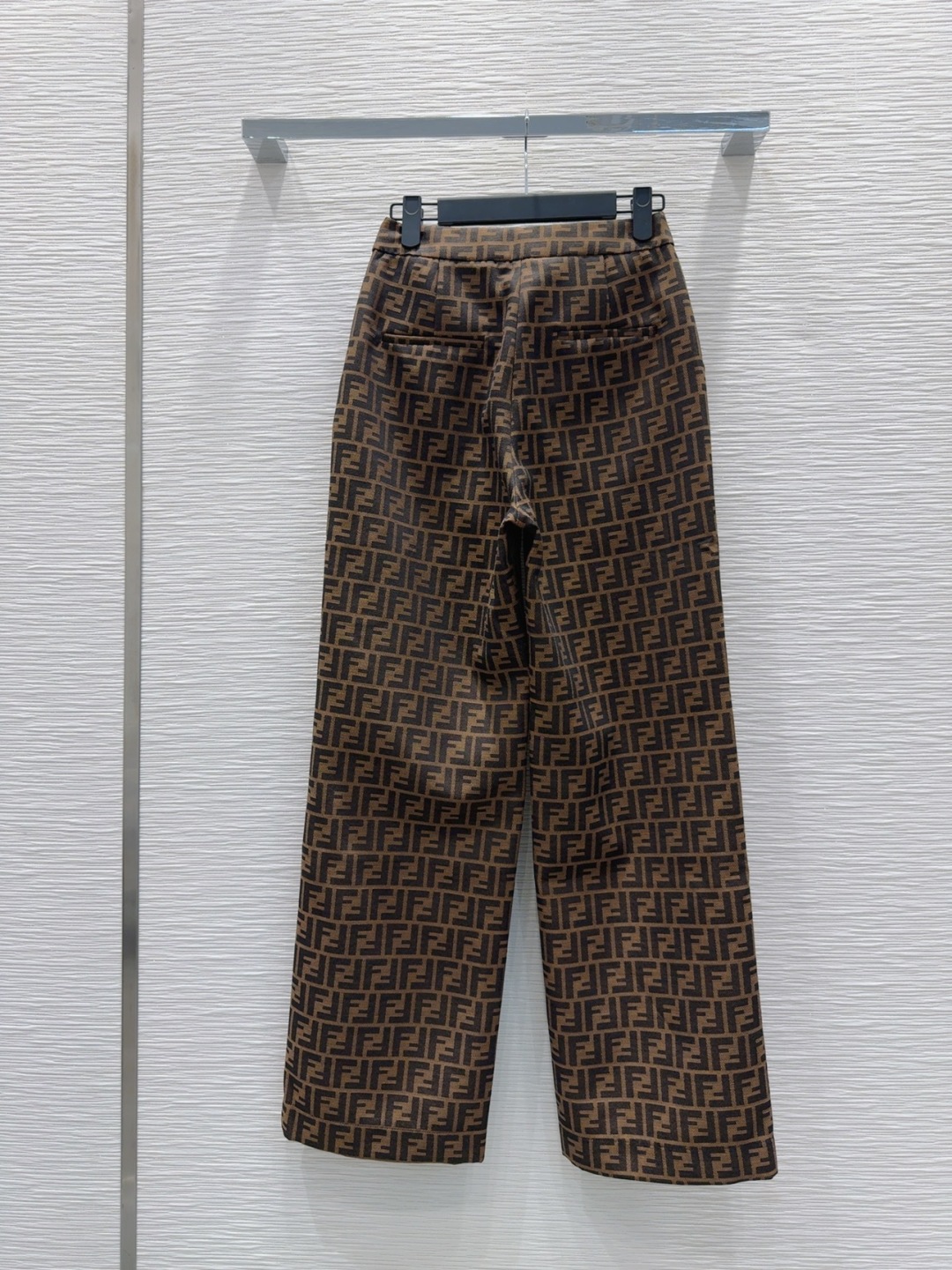 “Fend* 2025 FW Women’s Suit with Wrapper: Three-dimensional cut, skin-tight, elegant, sweet fabric, sizes SML.” - 图片 9