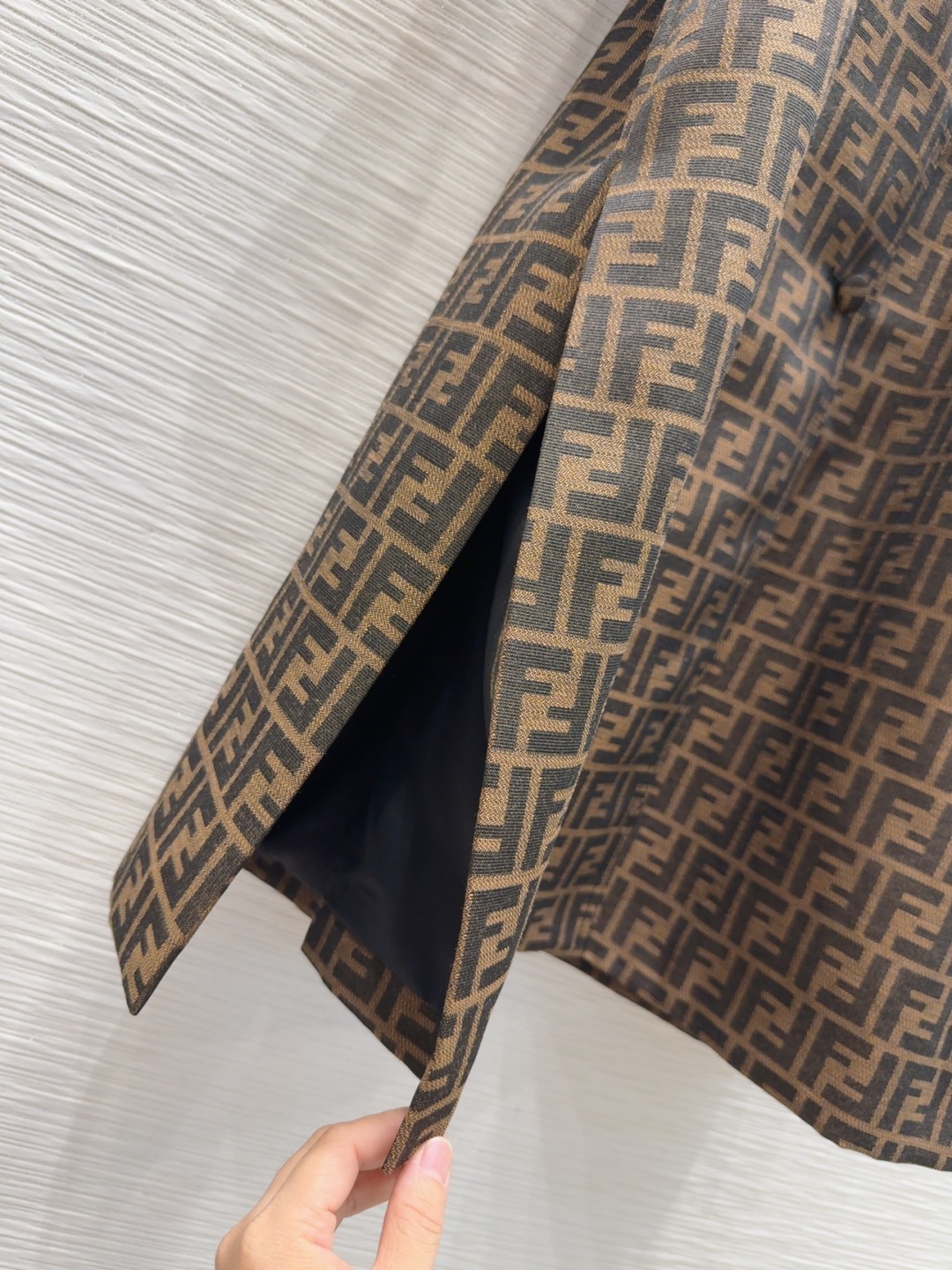 2025 FW Fend* Coat: Stylish Three-Dimensional Design for Day-to-Day Elegance - 图片 6