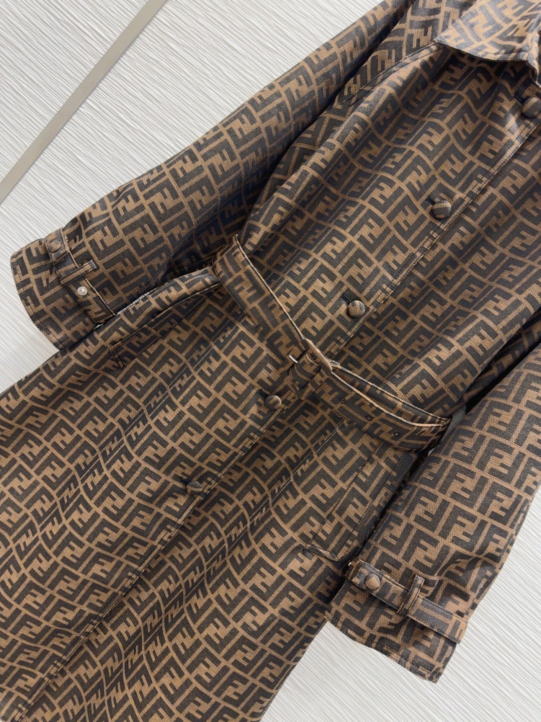 2025 FW Fend* Coat: Stylish Three-Dimensional Design for Day-to-Day Elegance - 图片 4