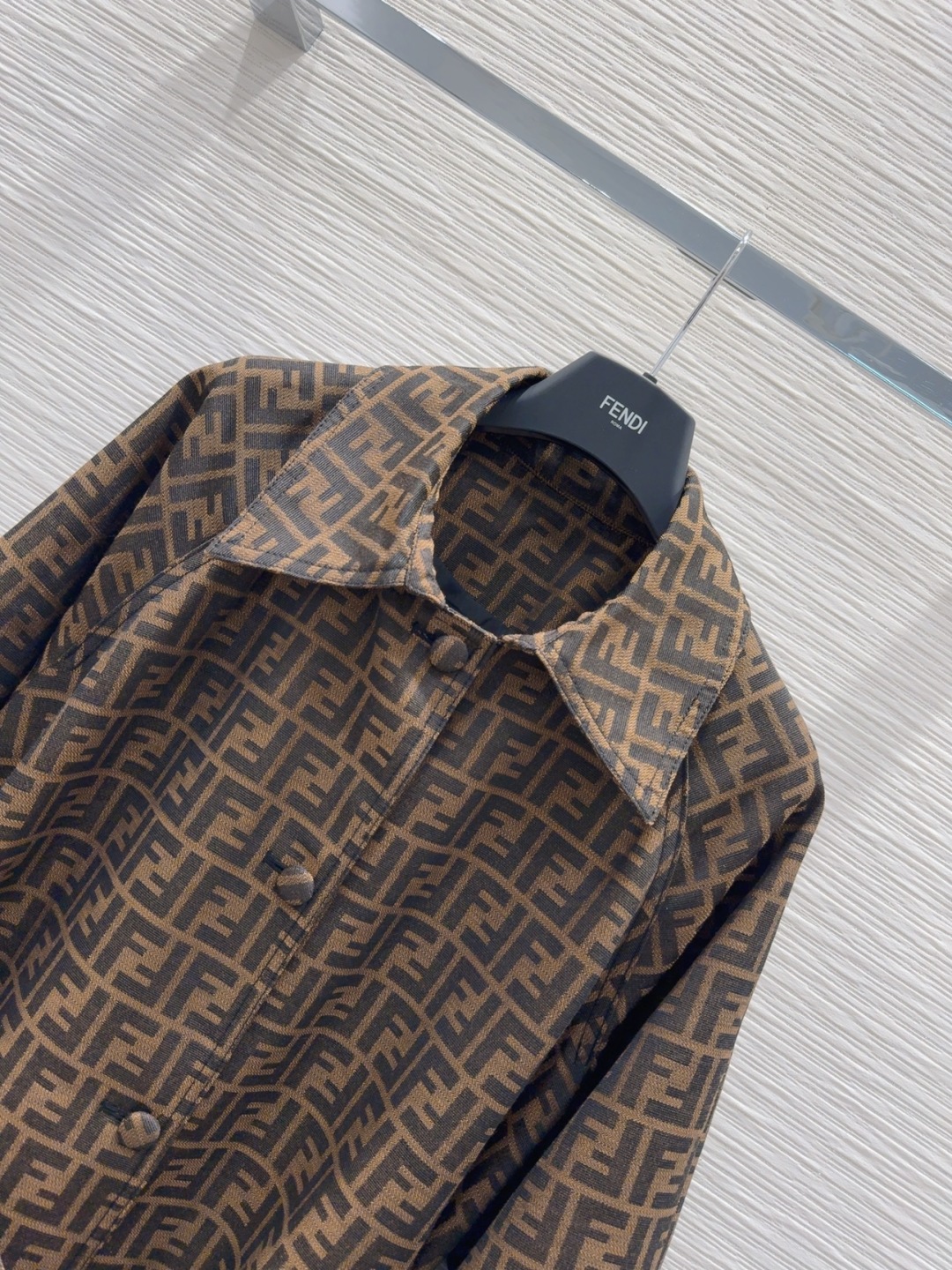 2025 FW Fend* Coat: Stylish Three-Dimensional Design for Day-to-Day Elegance - 图片 2