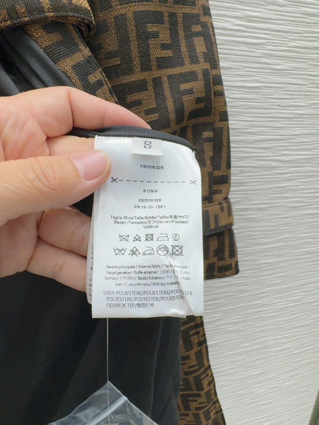 2025 FW Fend* Coat: Stylish Three-Dimensional Design for Day-to-Day Elegance - 图片 7