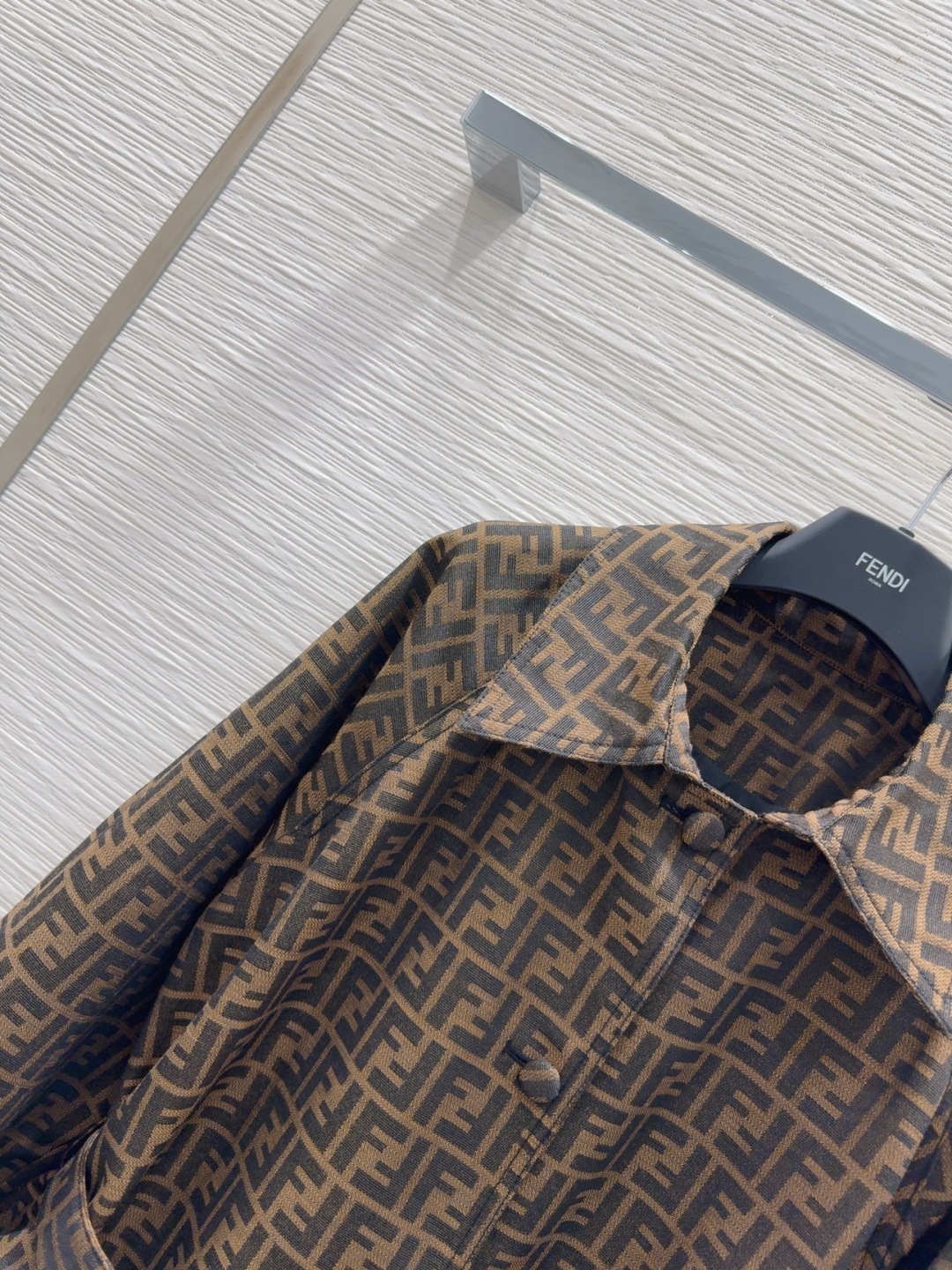 2025 FW Fend* Coat: Stylish Three-Dimensional Design for Day-to-Day Elegance - 图片 3