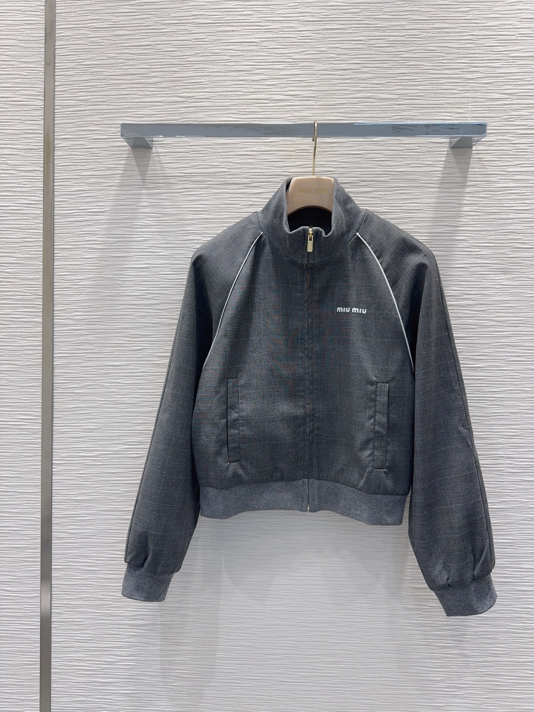 Miu Miu Veste Zippée Élégante en Tissu Technique Gris pour Femme