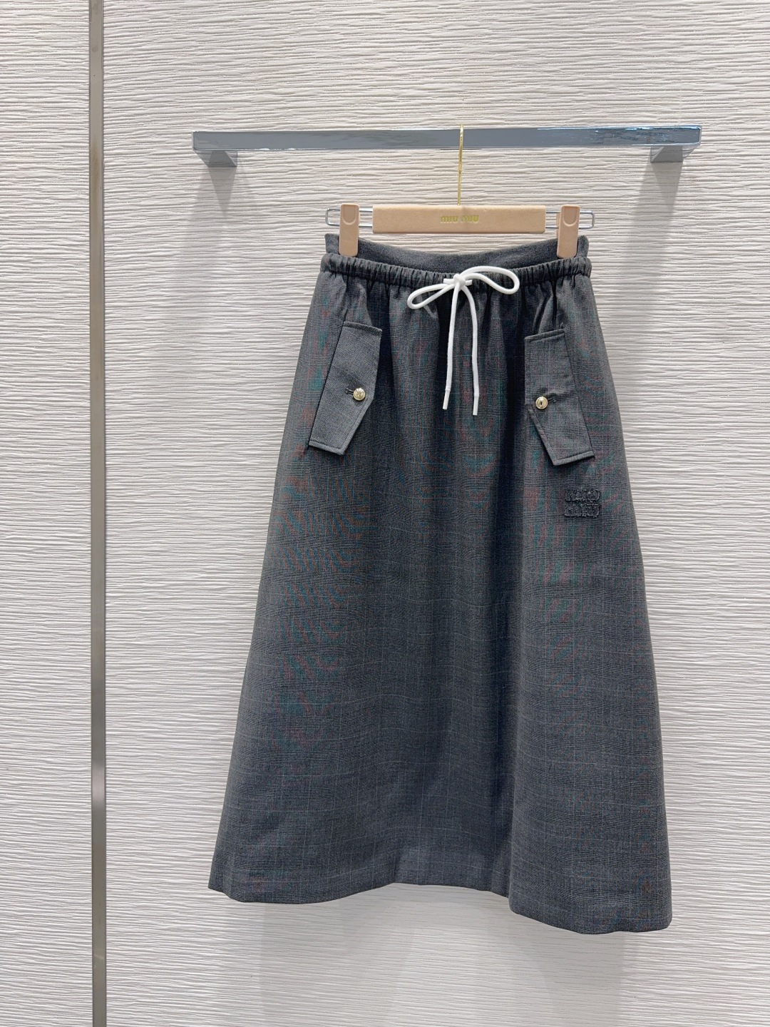 Miu Miu 2025FW Grey Midi Skirt, Elegant and High-End Tech Fabric