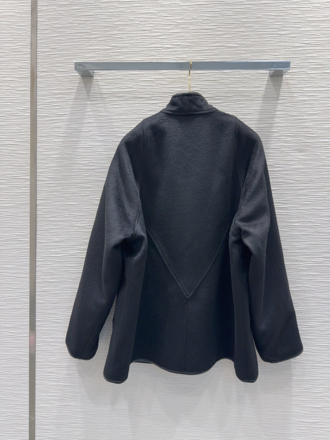Louis Vuitton Wool Blend Jacket - Stylish, Comfortable, and Luxurious 8 cmp i1756384793381 9860 0 7