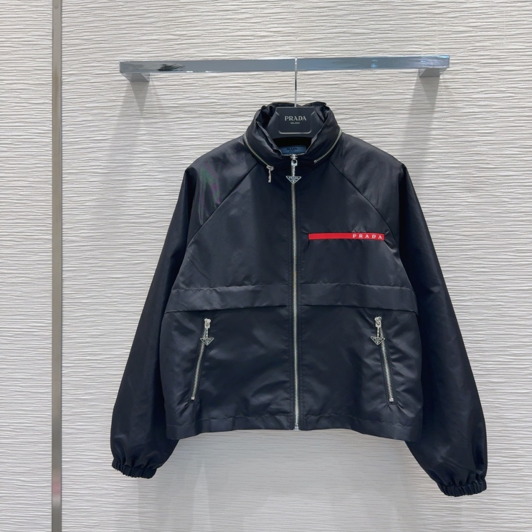 Prada 2025FW Women's Black Hooded Jacket with Red Logo Detail 4 cmp i1756565170950 4470 0 2