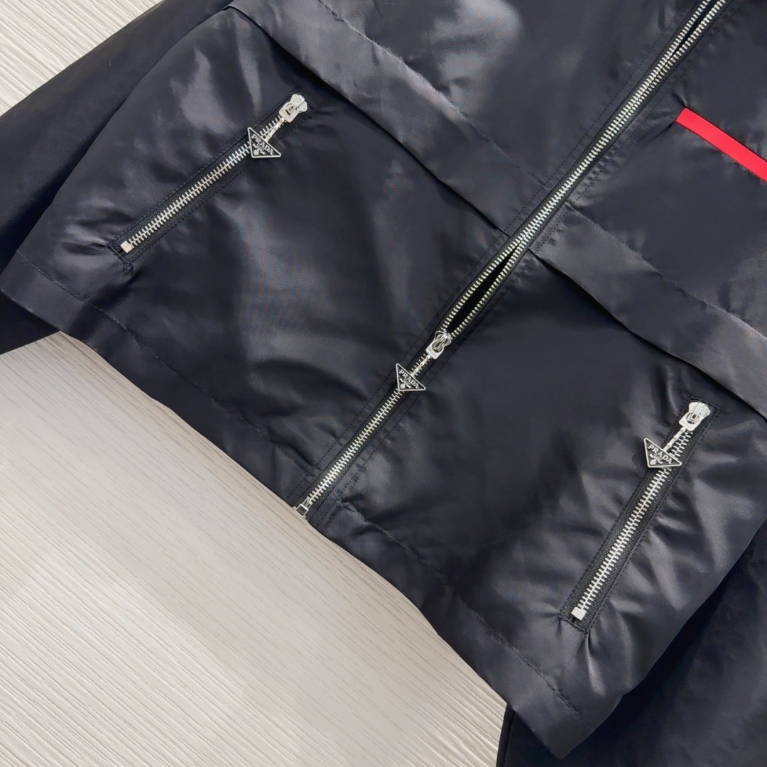 Prada 2025FW Women's Black Hooded Jacket with Red Logo Detail 6 cmp i1756565170950 7509 0 4