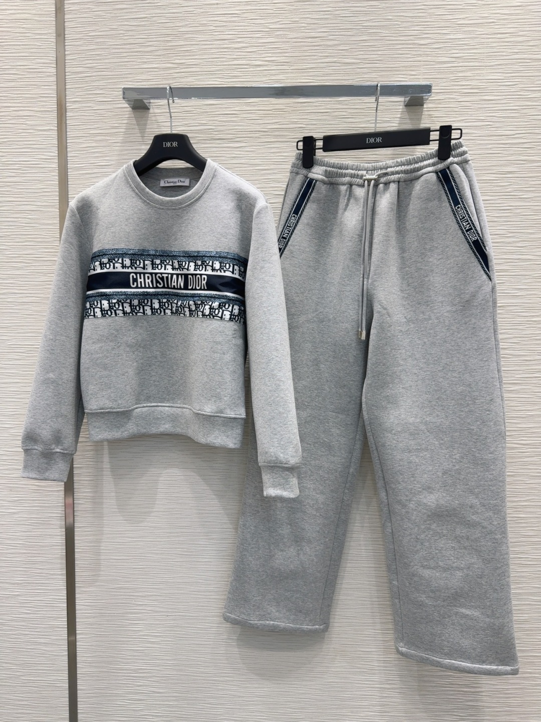Dior 2025FW Women's Gray Tracksuit, Elegant and Fashionable, Wardrobe Essential 2 cmp i1756637921811 9838 0 0