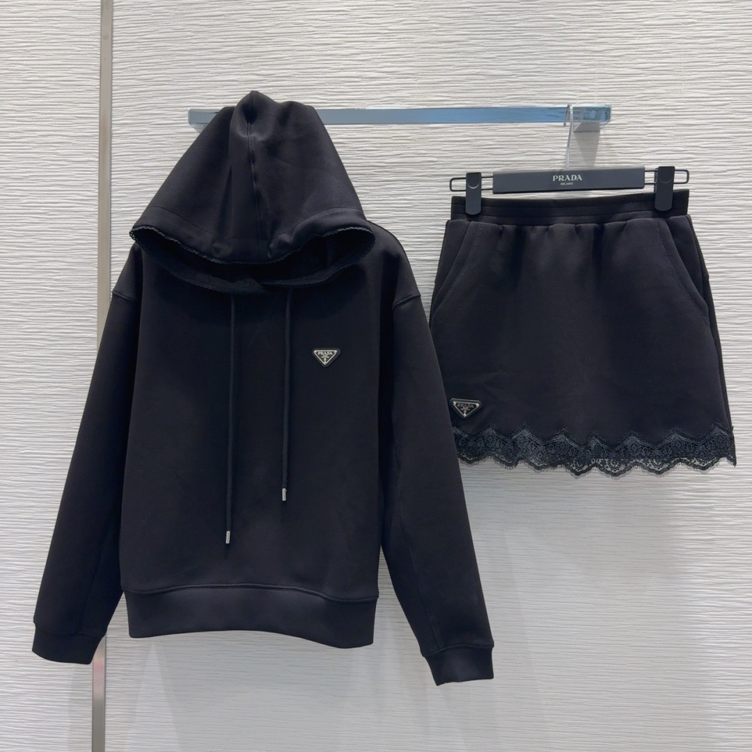 Prada 2025FW Nieuwe Collectie: Zwarte Hoodie en Kant Rok Set