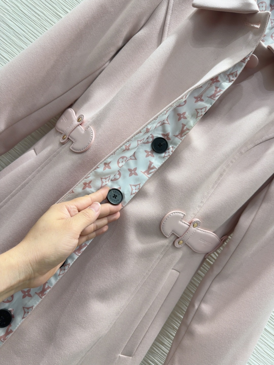 Louis Vuitton 2025FW Women's Long Blazer - Elegant, Versatile Outerwear 5 cmp i1756721578169 7828 0 3