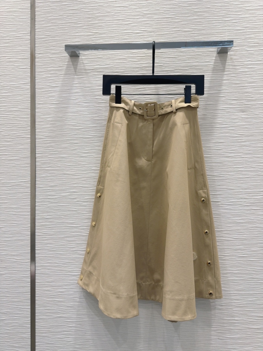 Moncler Jupe Trapèze Beige avec Ceinture et Boutons - Élégance et Confort