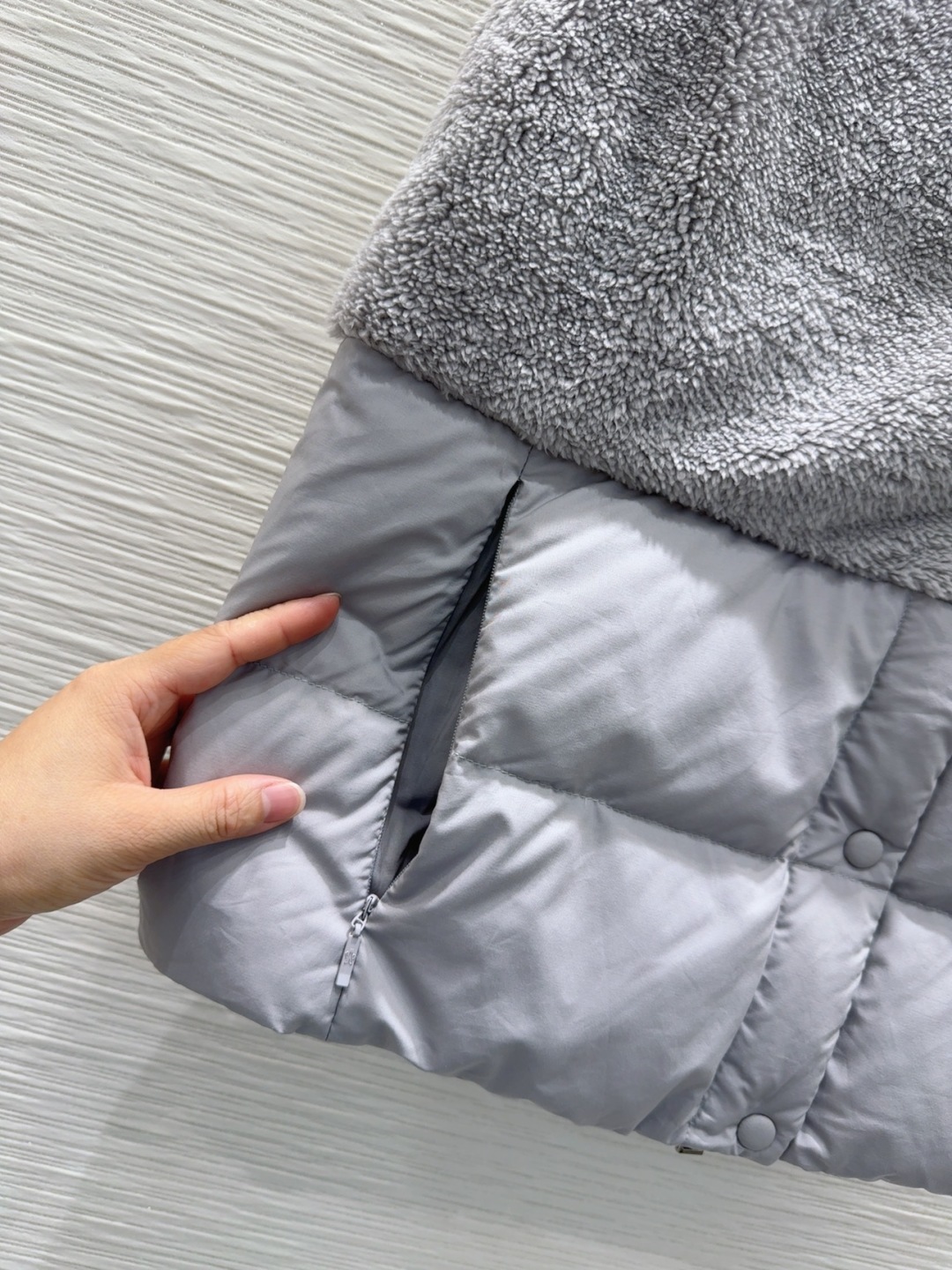 🛍️Moncle*r👑2025FW新款羊羔毛羽绒马甲 90%鹅绒 充绒量45克 低调又高级 经典造型 定