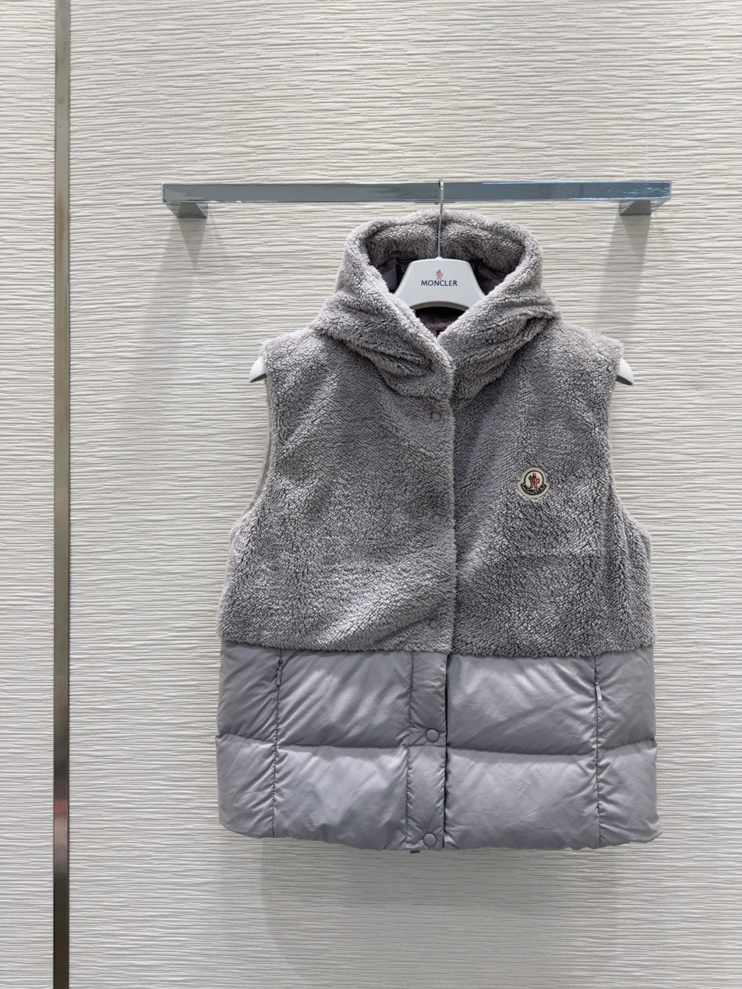 🛍️Moncle*r👑2025FW新款羊羔毛羽绒马甲 90%鹅绒 充绒量45克 低调又高级 经典造型 定