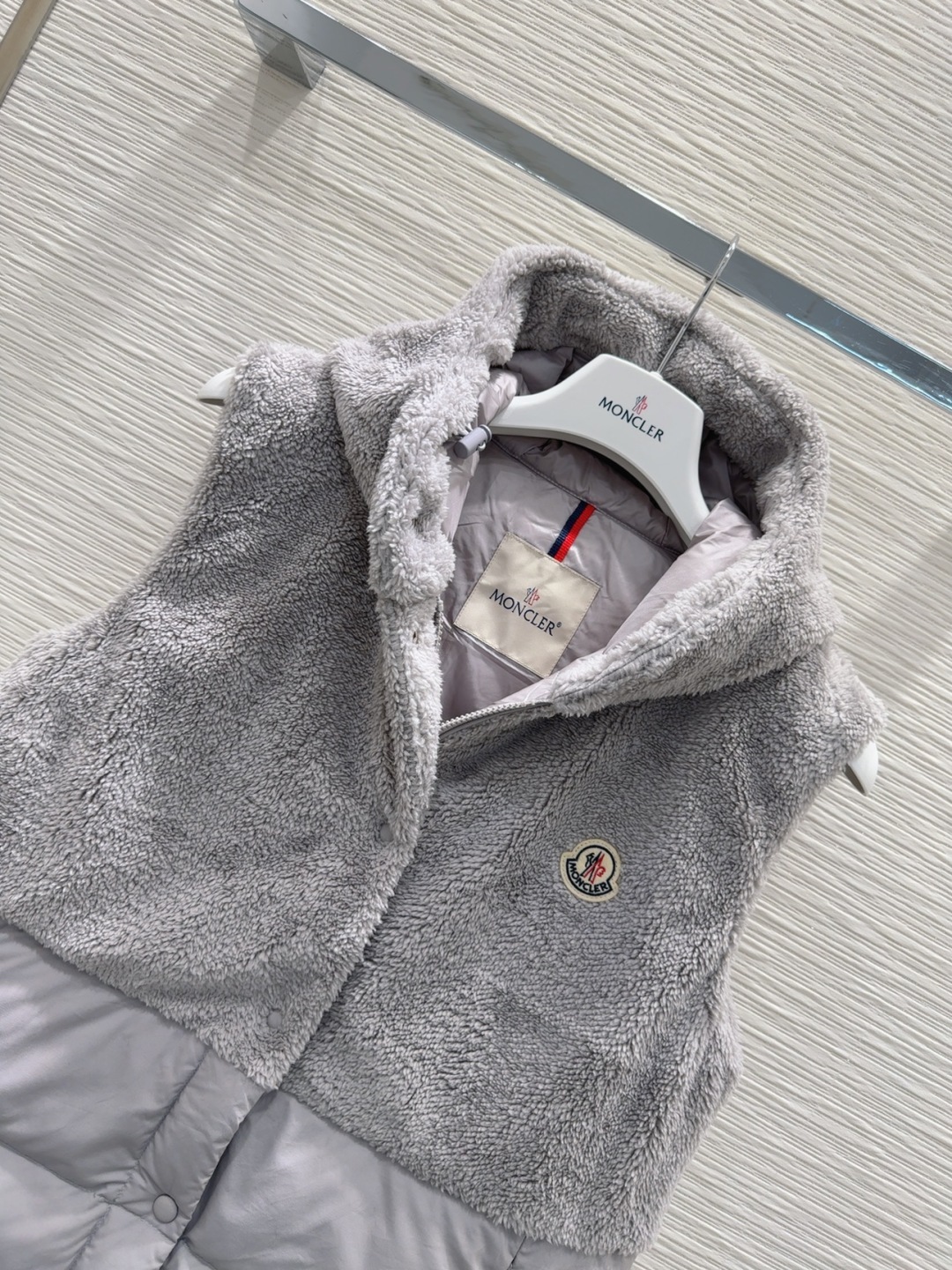 🛍️Moncle*r👑2025FW新款羊羔毛羽绒马甲 90%鹅绒 充绒量45克 低调又高级 经典造型 定
