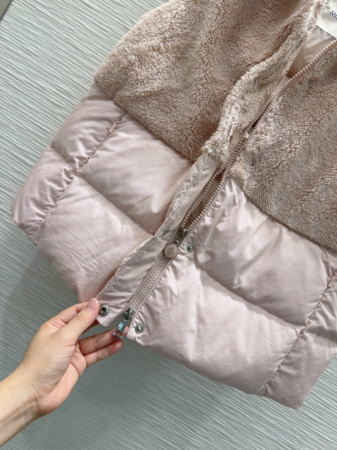 🛍️Moncle*r👑2025FW新款羊羔毛羽绒马甲 90%鹅绒 充绒量45克 低调又高级 经典造型 定