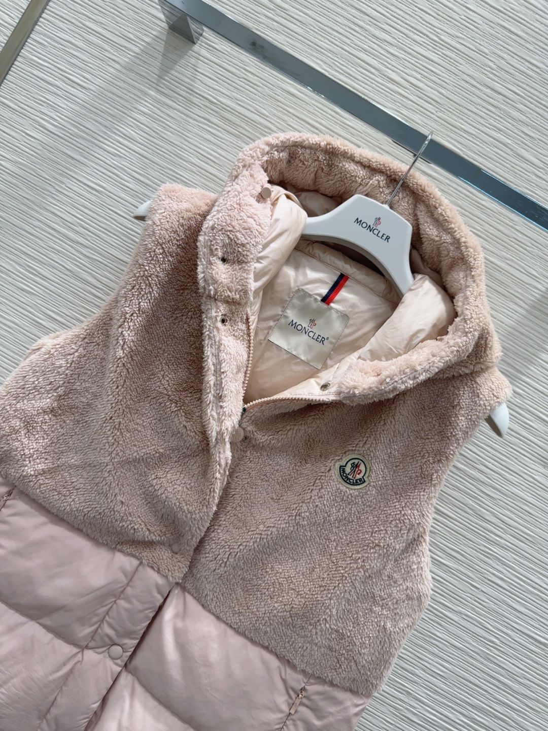 🛍️Moncle*r👑2025FW新款羊羔毛羽绒马甲 90%鹅绒 充绒量45克 低调又高级 经典造型 定