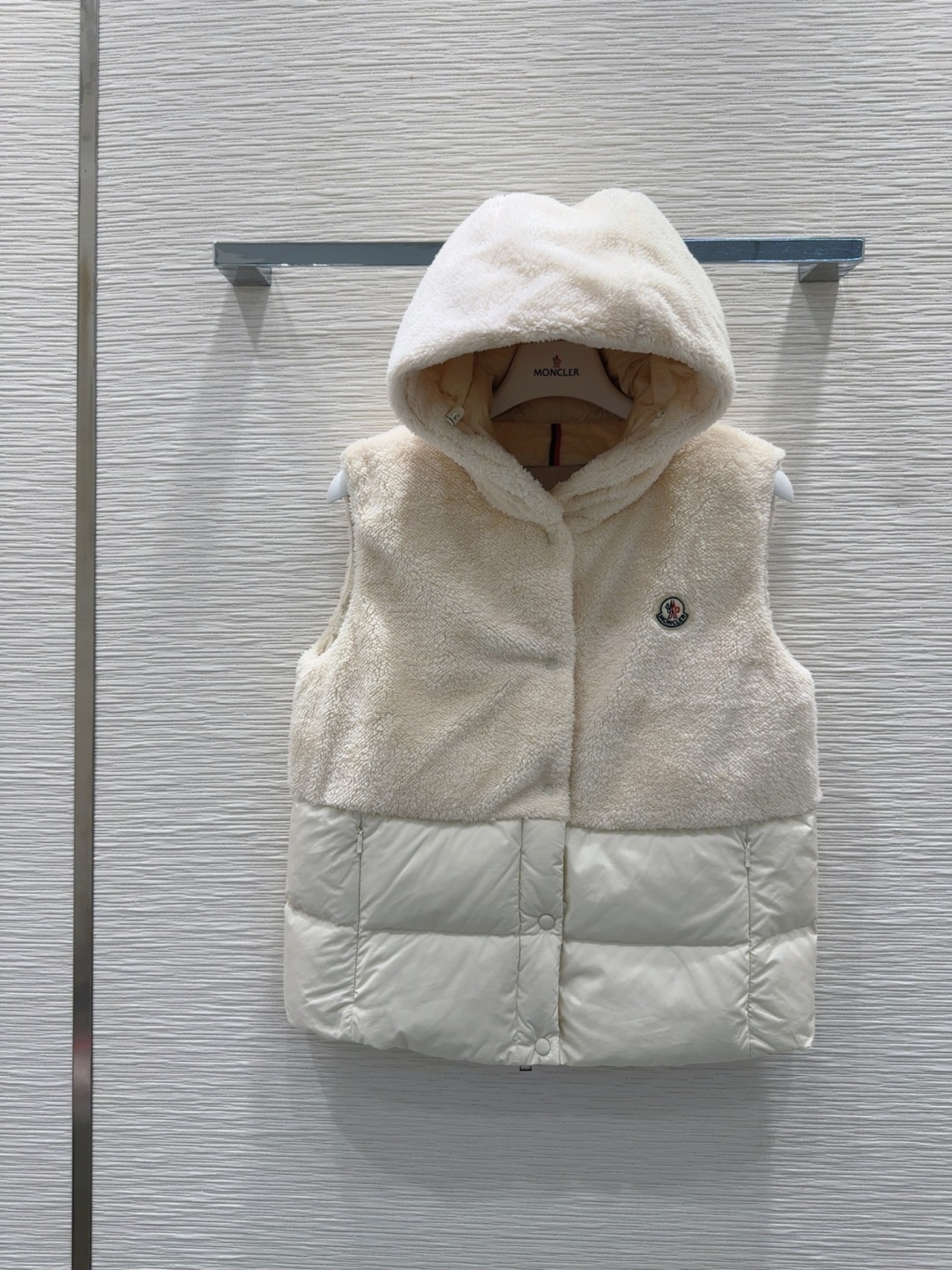 🛍️Moncle*r👑2025FW新款羊羔毛羽绒马甲 90%鹅绒 充绒量45克 低调又高级 经典造型 定