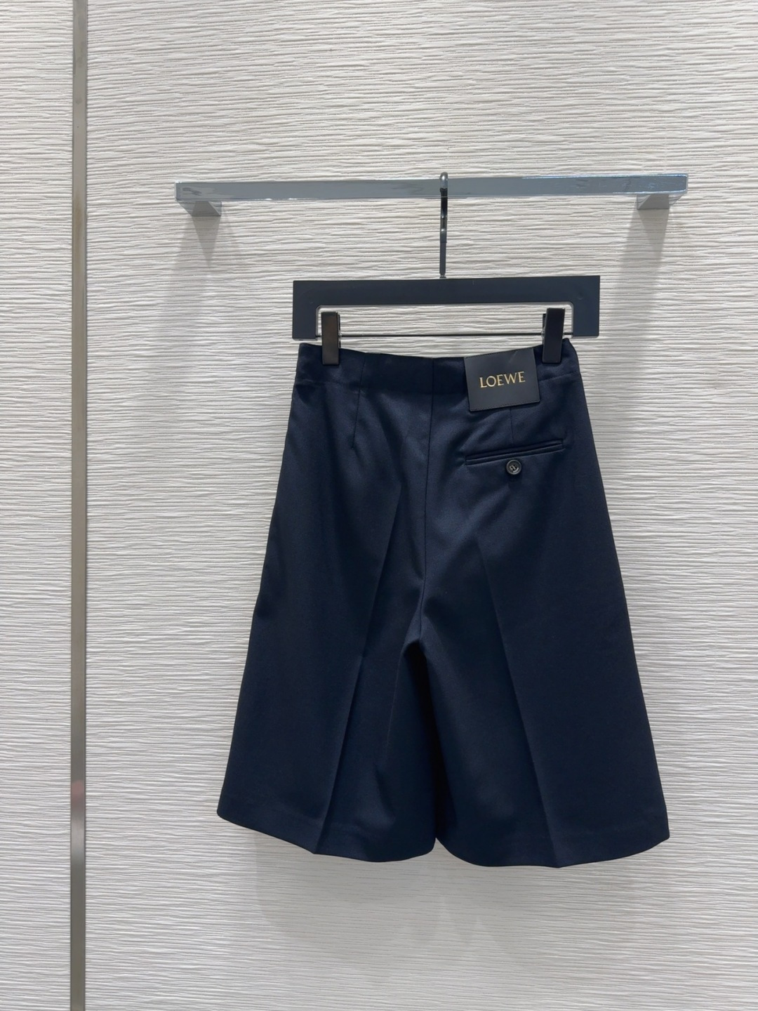 🛍️Loe w*e👑2025FW新款中裤 简洁大气 非常高级的进口质地 仔细看细节 颜色超正👍上身非常飒