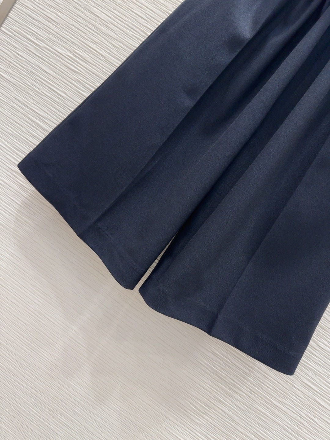 🛍️Loe w*e👑2025FW新款中裤 简洁大气 非常高级的进口质地 仔细看细节 颜色超正👍上身非常飒