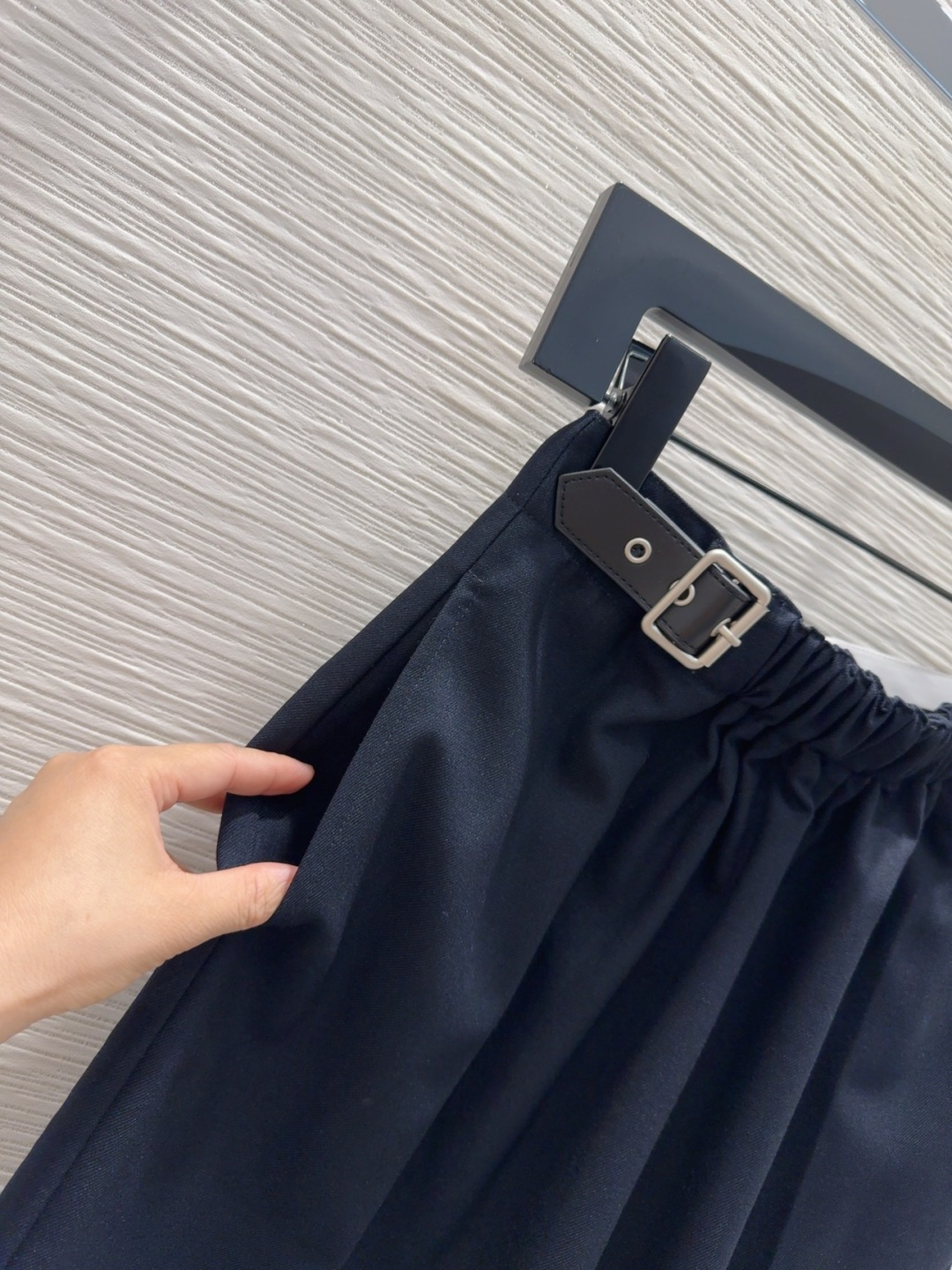 🛍️Loe w*e👑2025FW新款中裤 简洁大气 非常高级的进口质地 仔细看细节 颜色超正👍上身非常飒