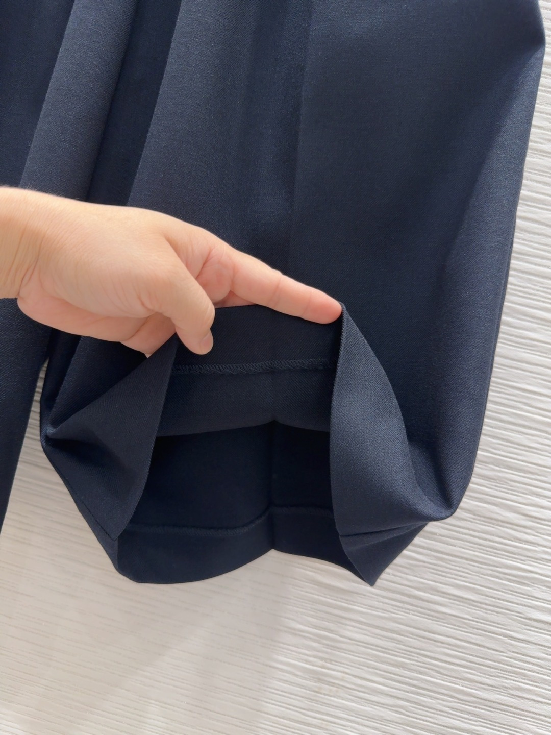 🛍️Loe w*e👑2025FW新款中裤 简洁大气 非常高级的进口质地 仔细看细节 颜色超正👍上身非常飒