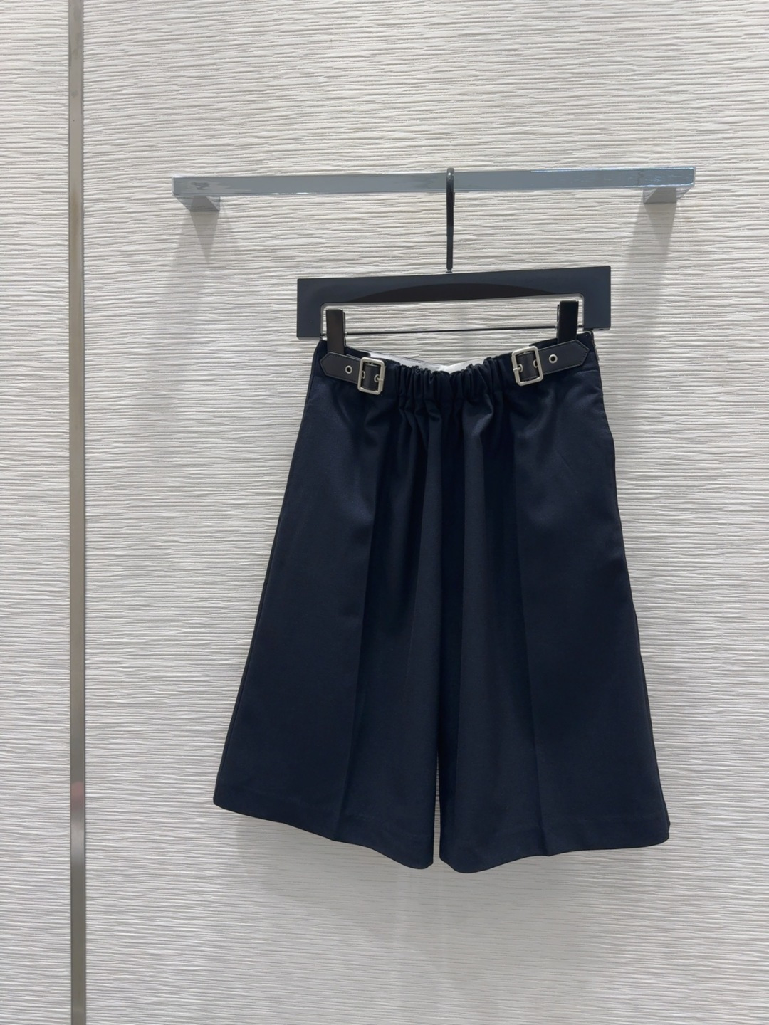 🛍️Loe w*e👑2025FW新款中裤 简洁大气 非常高级的进口质地 仔细看细节 颜色超正👍上身非常飒