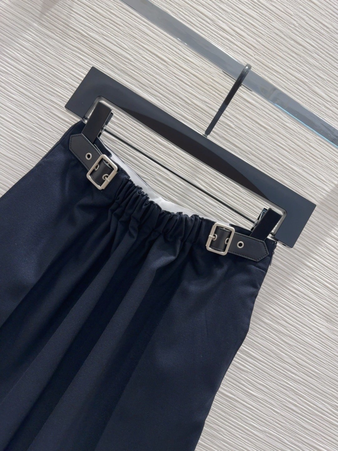 🛍️Loe w*e👑2025FW新款中裤 简洁大气 非常高级的进口质地 仔细看细节 颜色超正👍上身非常飒