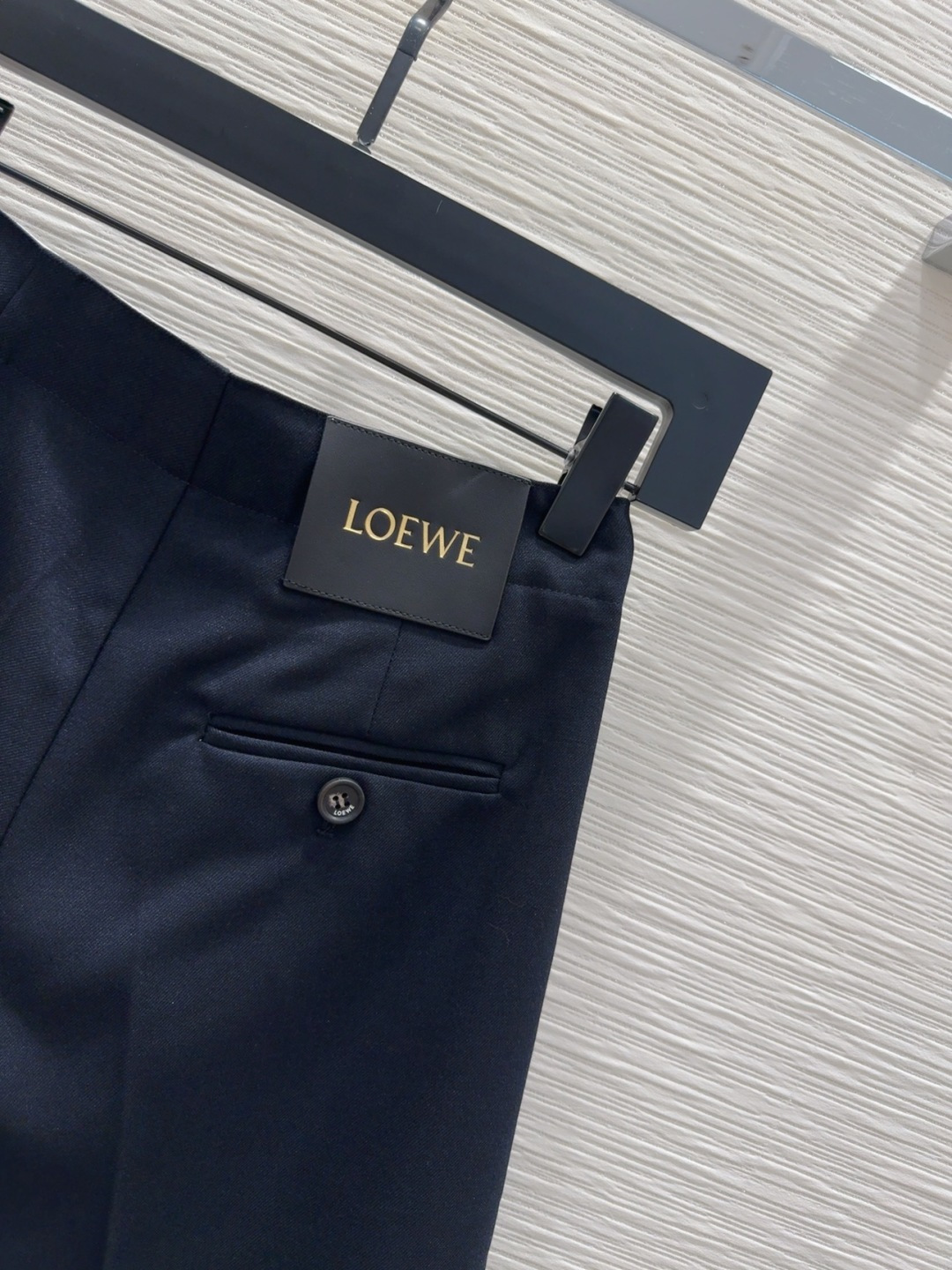 🛍️Loe w*e👑2025FW新款中裤 简洁大气 非常高级的进口质地 仔细看细节 颜色超正👍上身非常飒