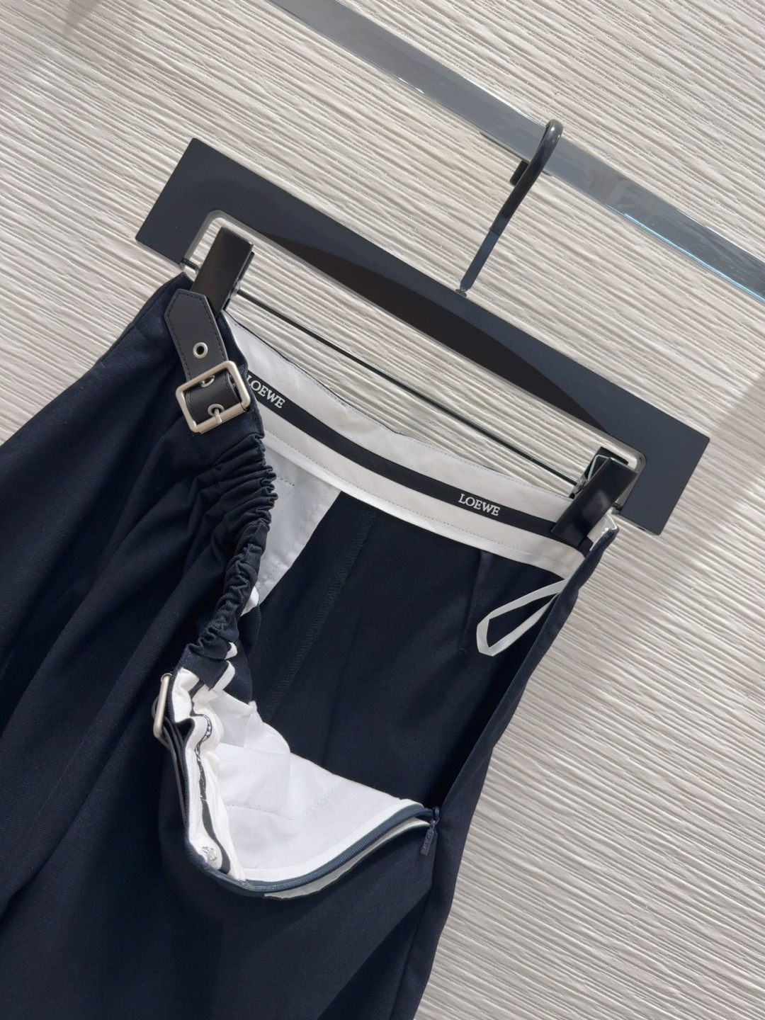 🛍️Loe w*e👑2025FW新款中裤 简洁大气 非常高级的进口质地 仔细看细节 颜色超正👍上身非常飒