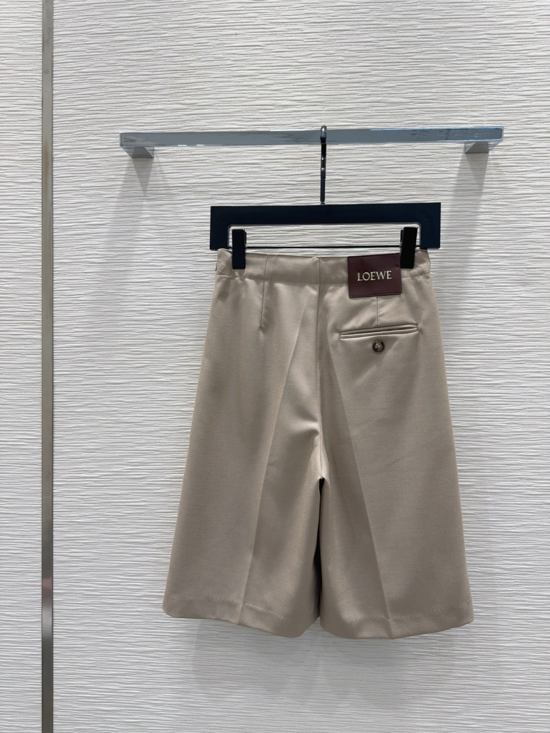 🛍️Loe w*e👑2025FW新款中裤 简洁大气 非常高级的进口质地 仔细看细节 颜色超正👍上身非常飒