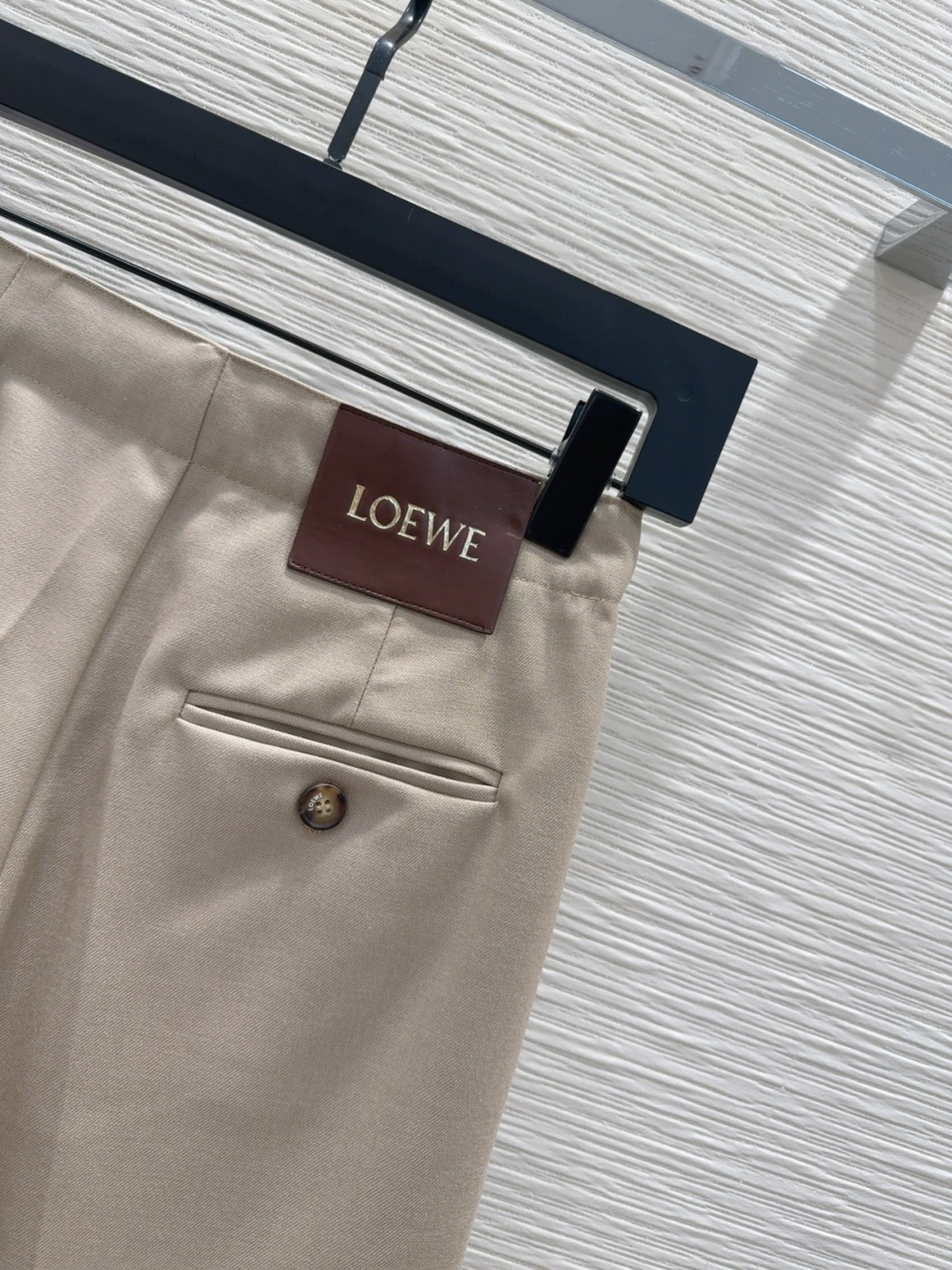 🛍️Loe w*e👑2025FW新款中裤 简洁大气 非常高级的进口质地 仔细看细节 颜色超正👍上身非常飒