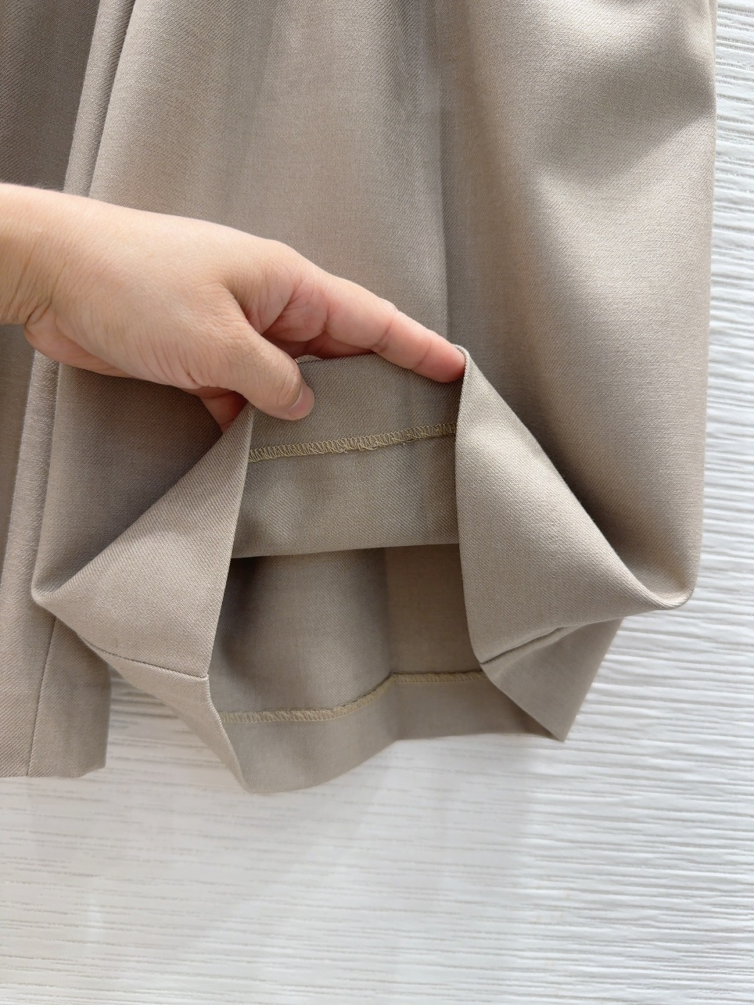 🛍️Loe w*e👑2025FW新款中裤 简洁大气 非常高级的进口质地 仔细看细节 颜色超正👍上身非常飒