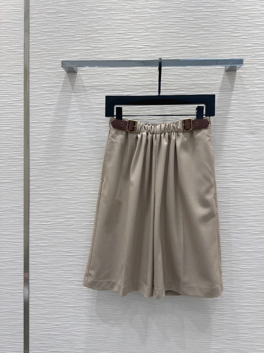 🛍️Loe w*e👑2025FW新款中裤 简洁大气 非常高级的进口质地 仔细看细节 颜色超正👍上身非常飒