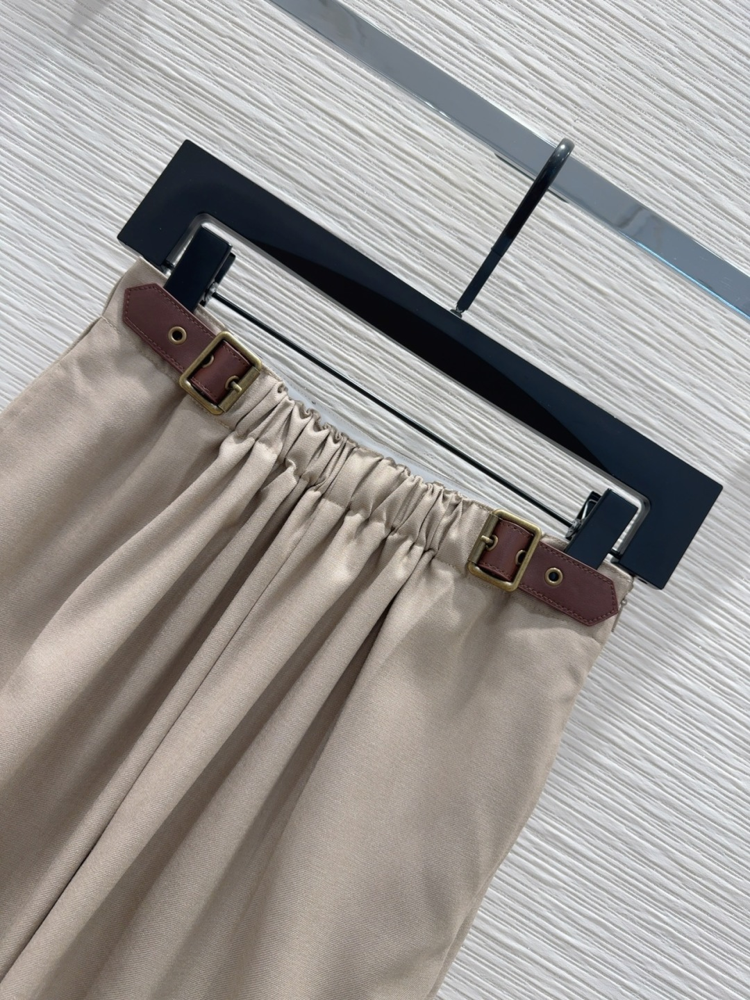 🛍️Loe w*e👑2025FW新款中裤 简洁大气 非常高级的进口质地 仔细看细节 颜色超正👍上身非常飒